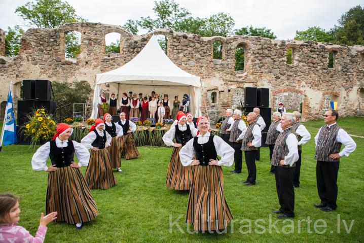Dobeles pilsētas kultūras nama senioru deju kolektīvs "Dobelnieki"